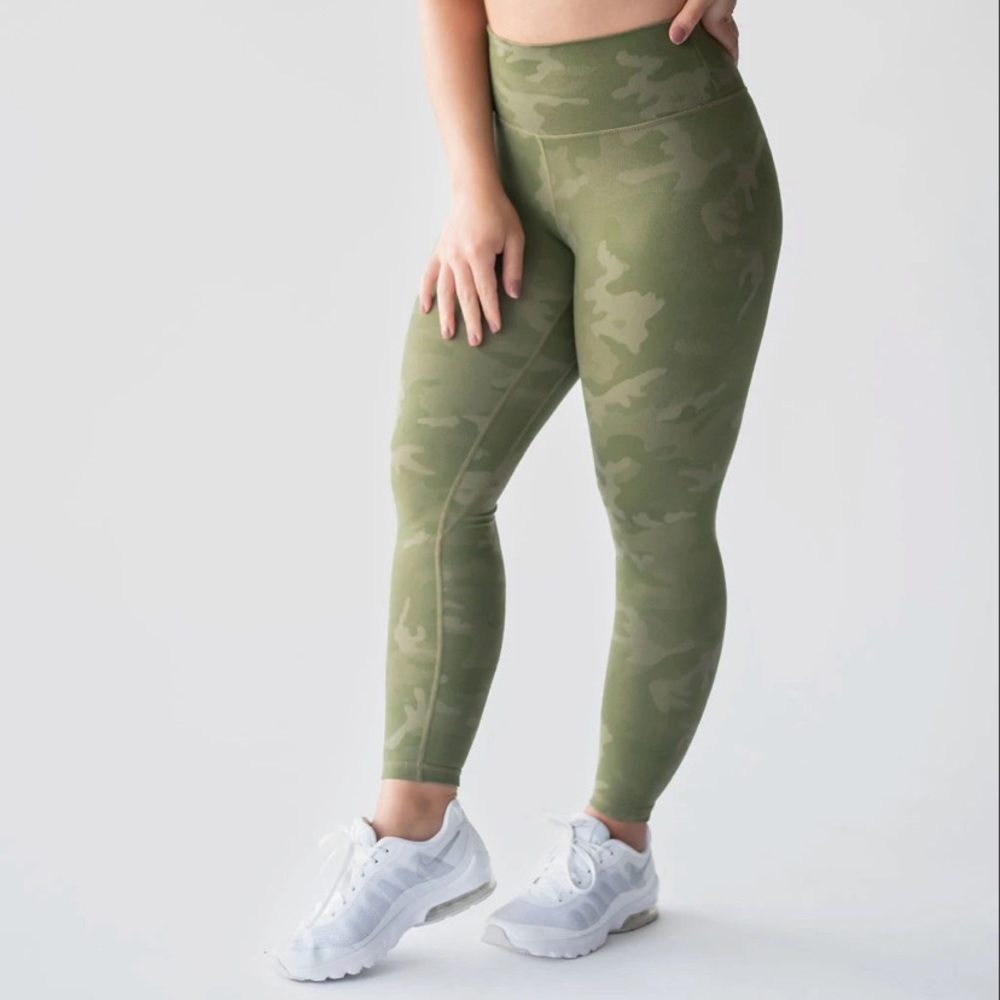 NWOT P’tula Stealth Legging 23” in Green Camo